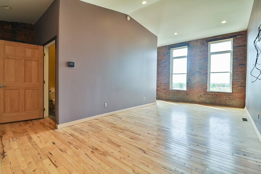 More Photos Of 102-104 W Columbus St, Kenton Office Residential For Sale