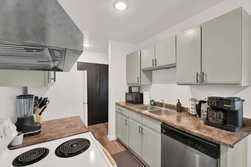 More Photos Of 23210 Middlebelt Rd, Farmington Apartments For Sale