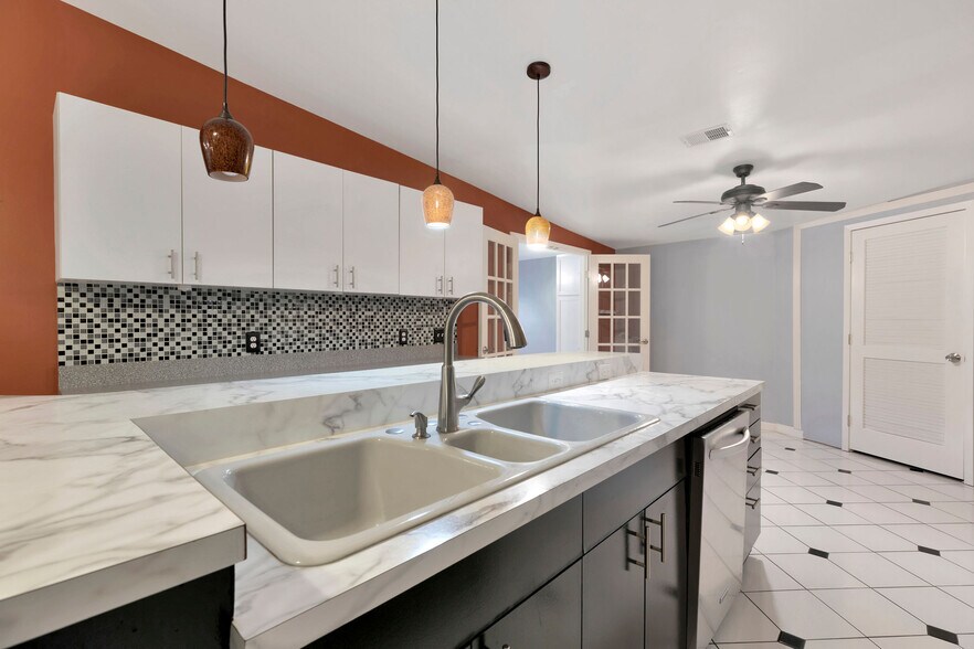 More Photos Of 7648 Broadview Dr, Houston Apartments For Sale