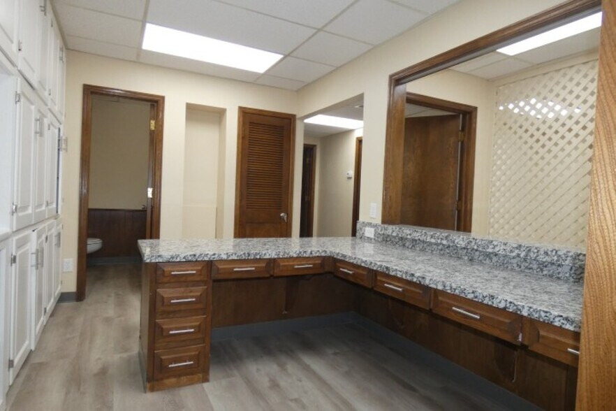 More Photos Of 2101 NW Ferris Ave, Lawton Office For Sale