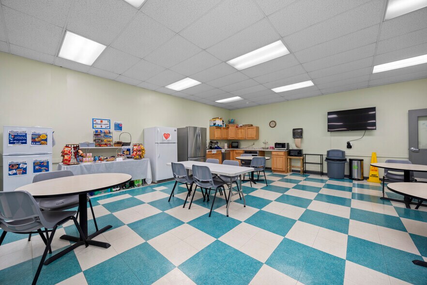 More Photos Of 419 W Market St, Sandusky Light Distribution For Sale