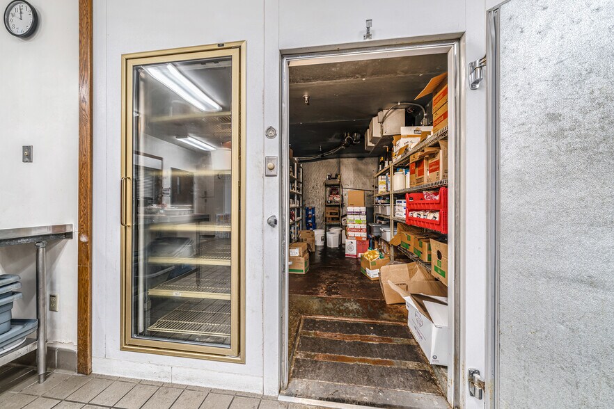 More Photos Of 689 Broadway, Berlin Restaurant For Sale