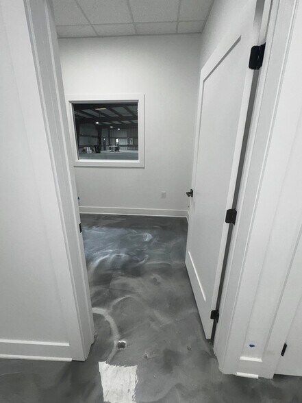 More Photos Of 4827 N Lois Ave, Tampa Warehouse For Lease