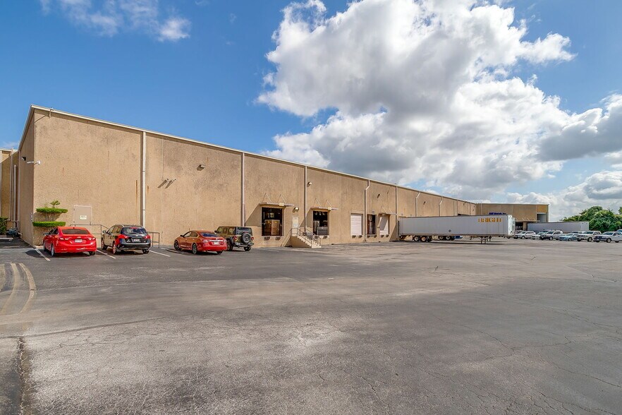 More Photos Of 580-586 N Beach St, Fort Worth Distribution For Lease