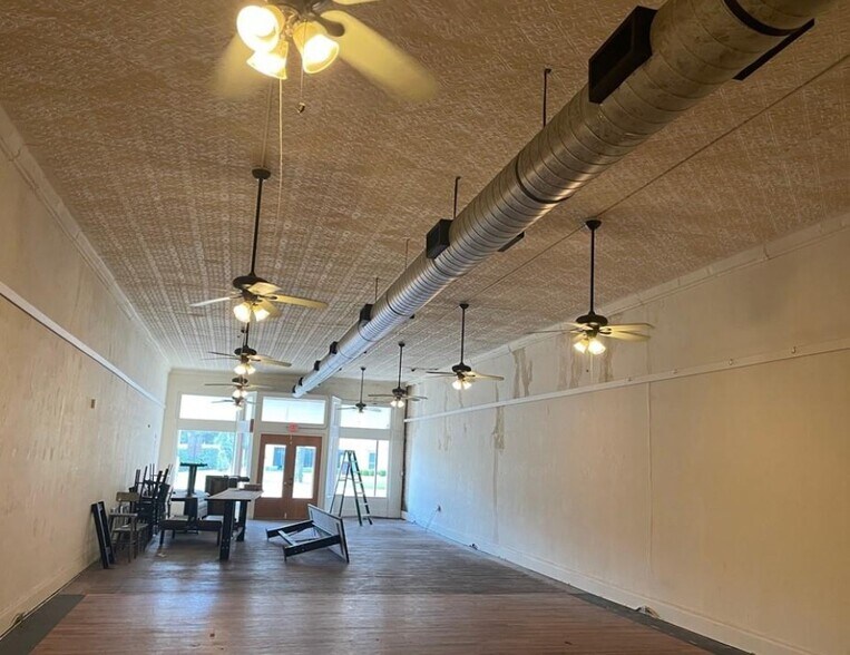 More Photos Of 112 E Court St, Seguin General Retail For Lease