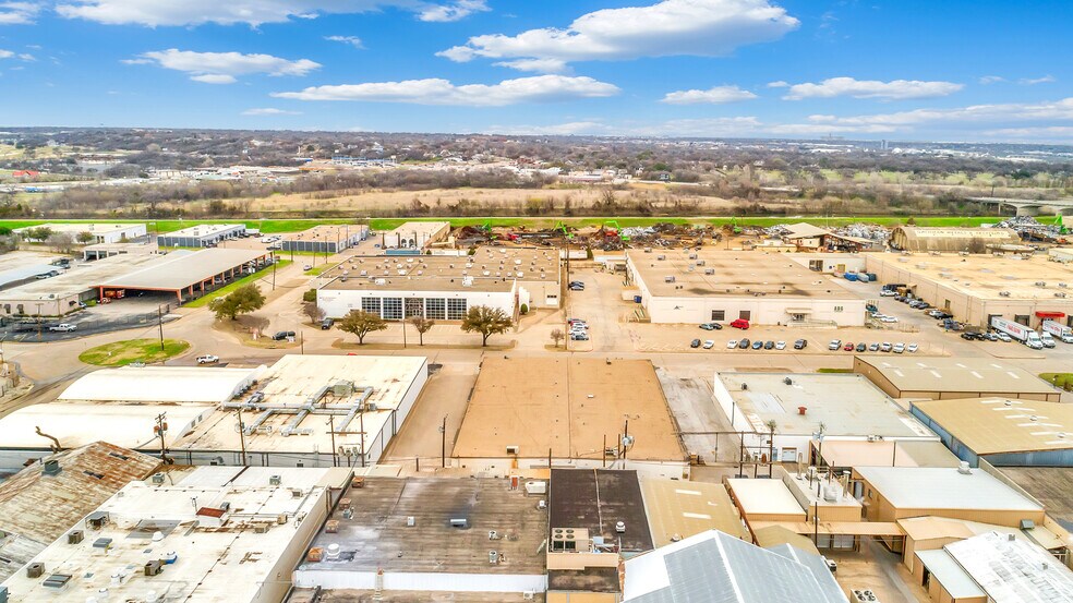 More Photos Of 2711-2725 Cullen St, Fort Worth Distribution For Lease