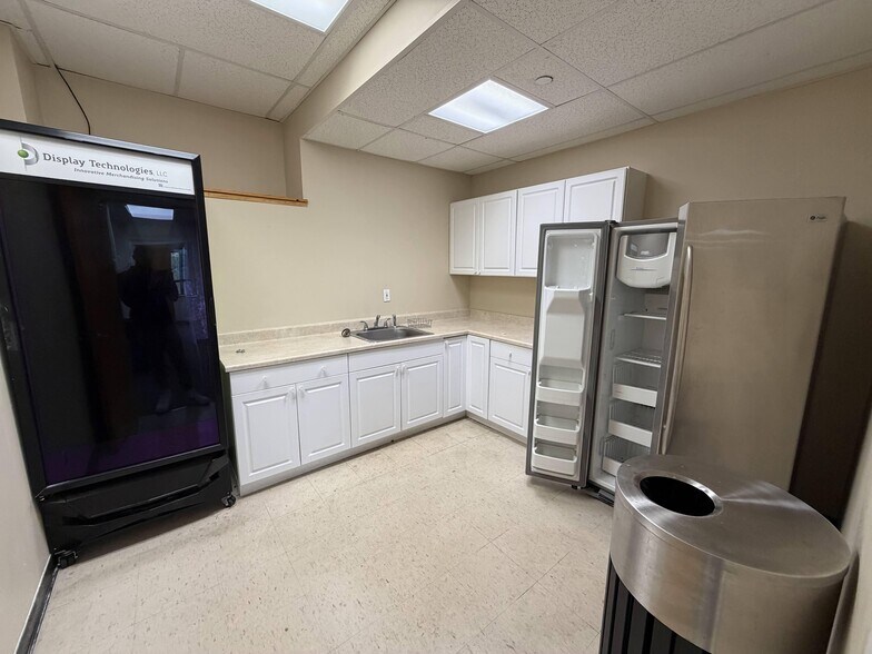 More Photos Of 80 Skyline Dr, Plainview Research And Development For Lease