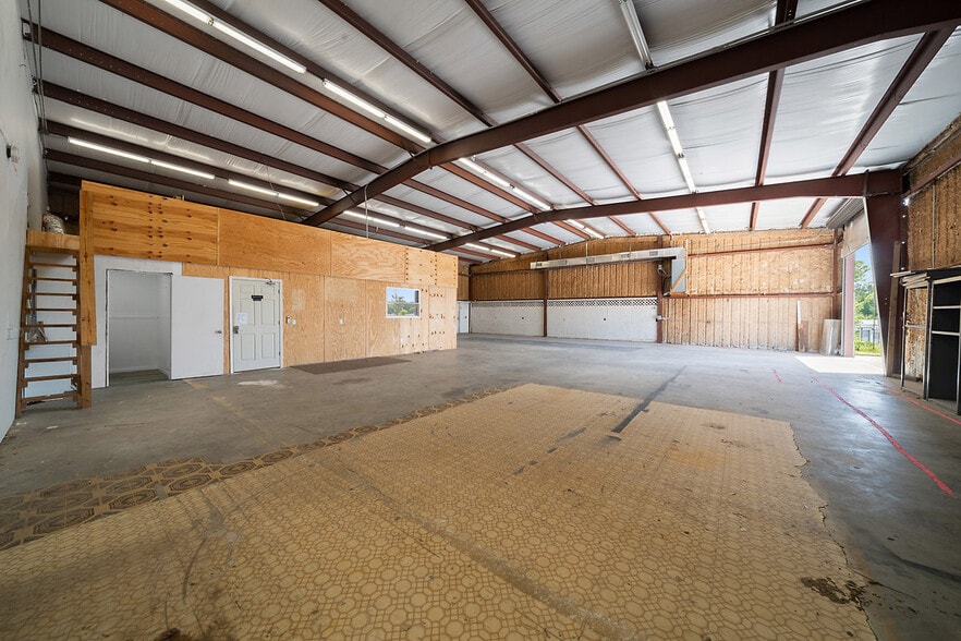 More Photos Of 9732 SE US Highway 441, Belleview Warehouse For Lease