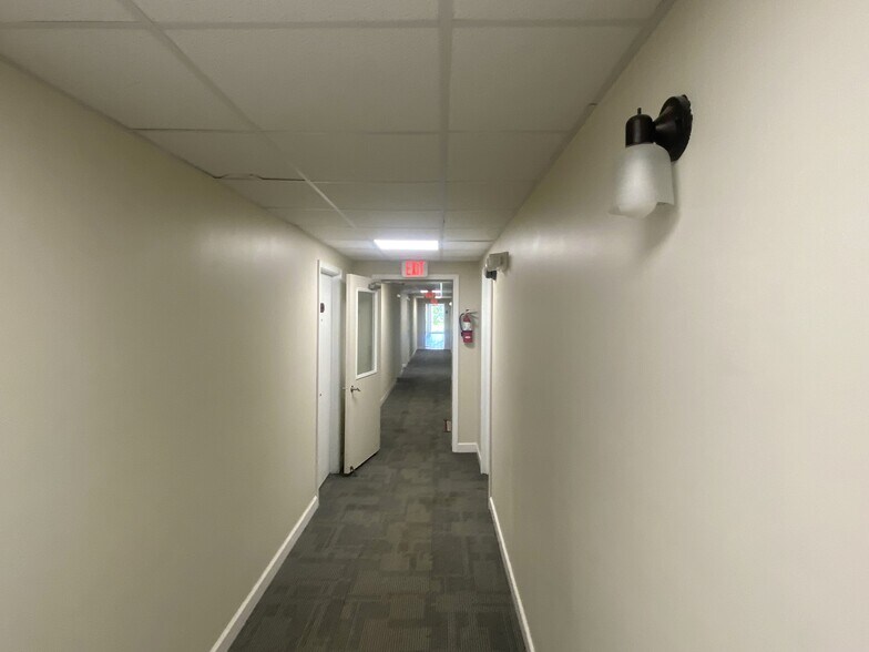 More Photos Of 1 Proactive Dr, New Florence Hotel For Sale