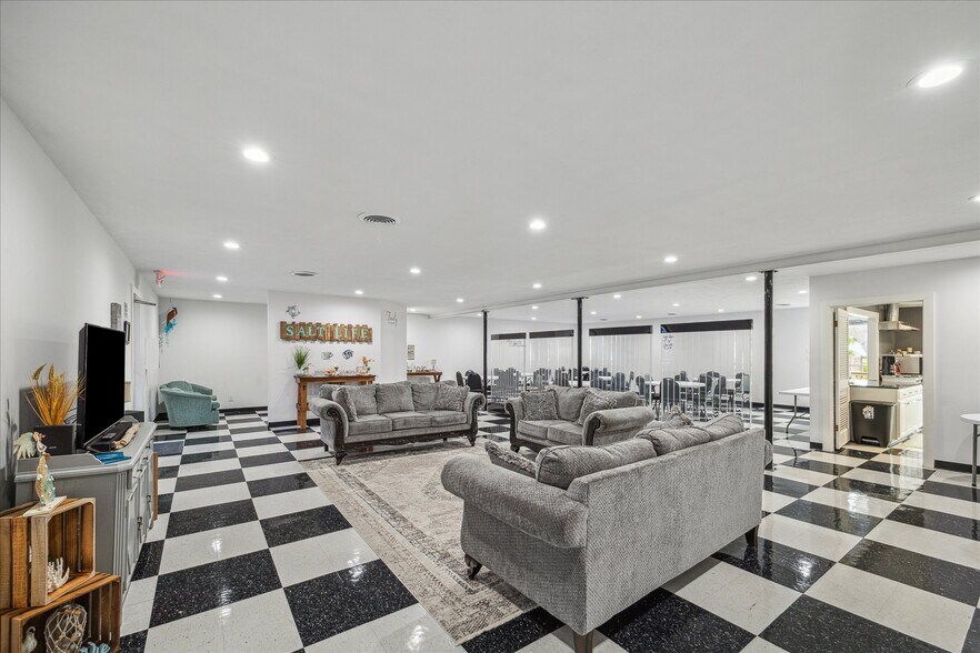 More Photos Of 303 E Academy St, Brenham Flex For Lease