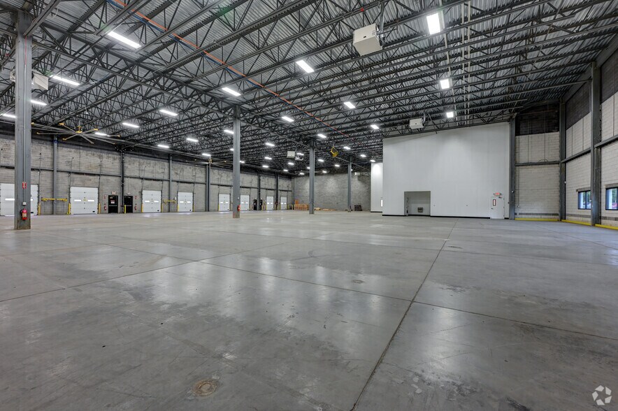 More Photos Of 45 Turner Dr, Middletown Warehouse For Lease