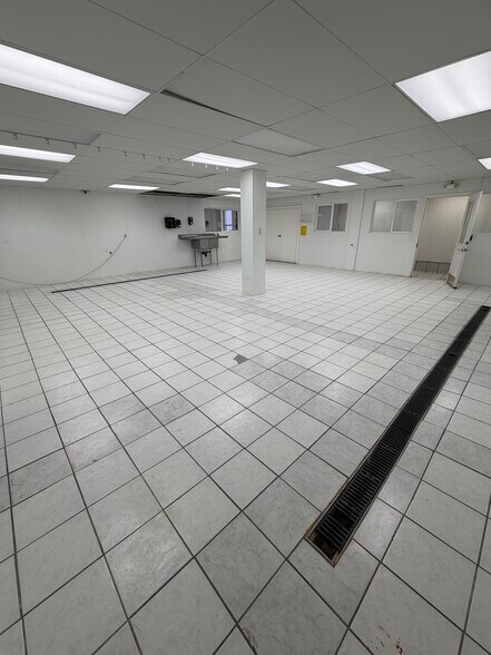 More Photos Of 150 E 400 N, Salem Manufacturing For Lease