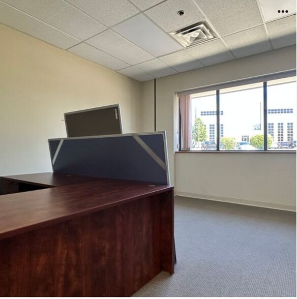 More Photos Of 422 Wards Corner Rd, Loveland Showroom For Lease