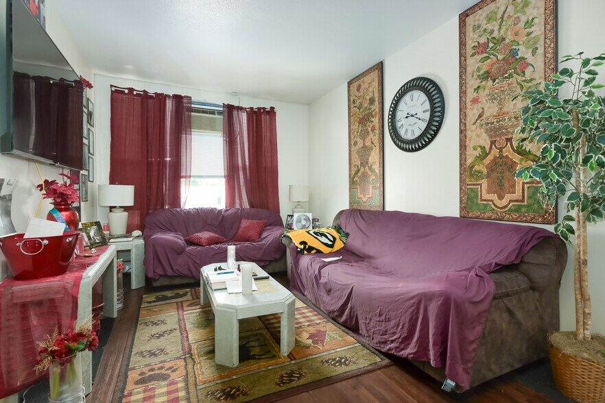 More Photos Of 904 Rice St, Saint Paul Apartments For Lease
