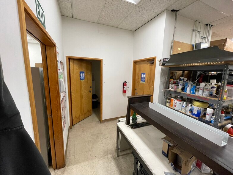 More Photos Of 13222-13228 SE 30th St, Bellevue Showroom For Lease