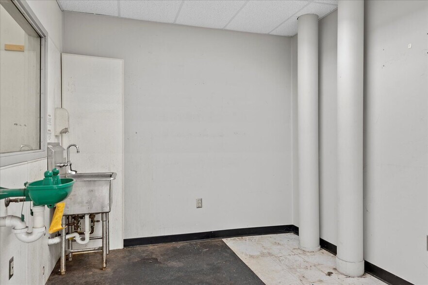 More Photos Of 920 E North Grand Ave, Springfield Freestanding For Lease