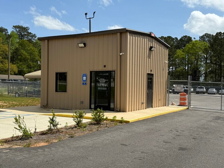 Primary Photo Of 1026 Country Club Dr, Auburn Parking Lot For Sale