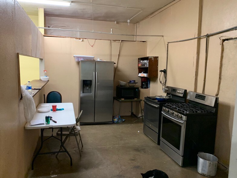 More Photos Of 2541 W Southcross Blvd, San Antonio General Retail For Sale