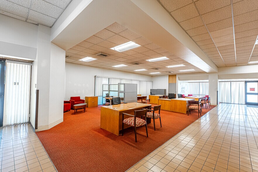 More Photos Of 2495 Lakeshore Dr, Lake Elsinore Bank For Sale