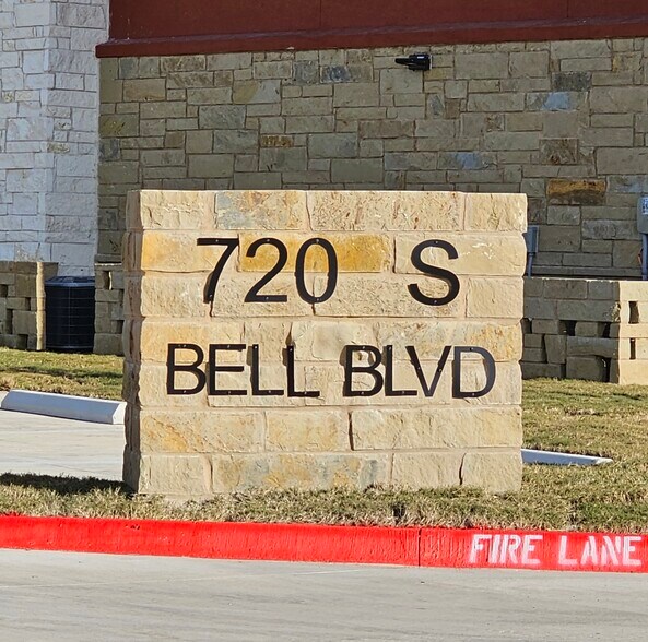 More Photos Of 720 S Bell Blvd, Cedar Park Warehouse For Lease