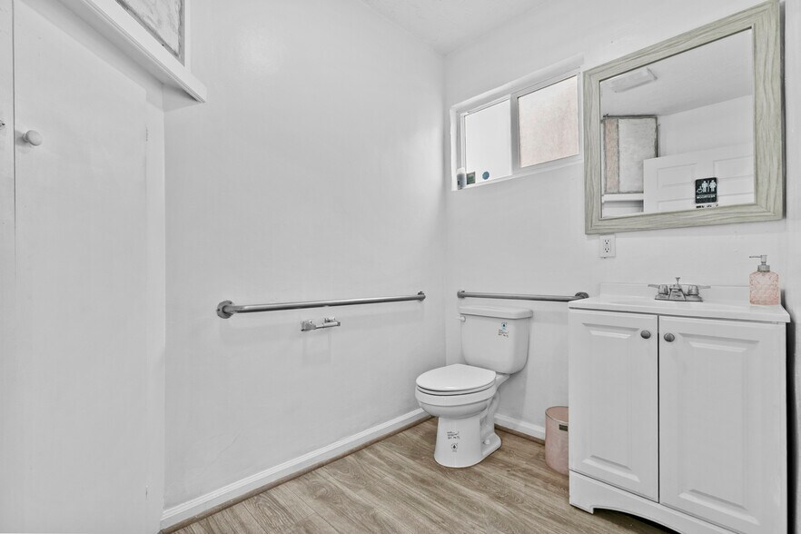 More Photos Of 905 S Glendale Ave, Glendale Storefront For Lease