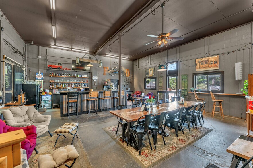 More Photos Of 601 Arizona Ave, Holton General Retail For Sale