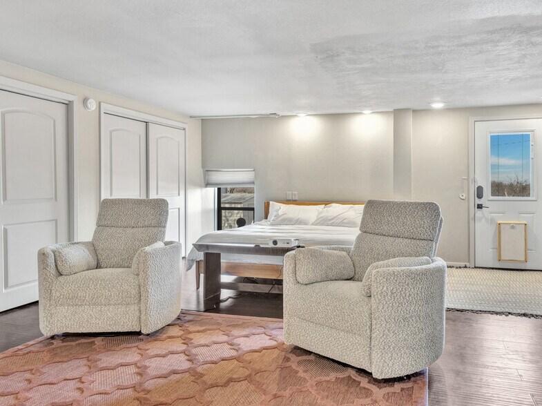 More Photos Of 106 W Main St, Pilot Point Storefront For Sale