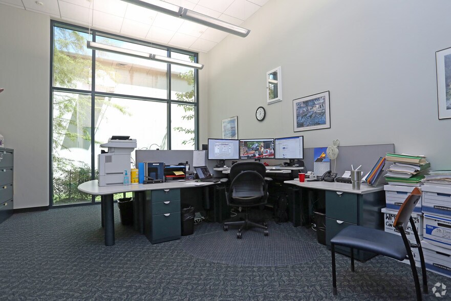 More Photos Of 16503 Air Center Blvd, Houston Unknown For Lease