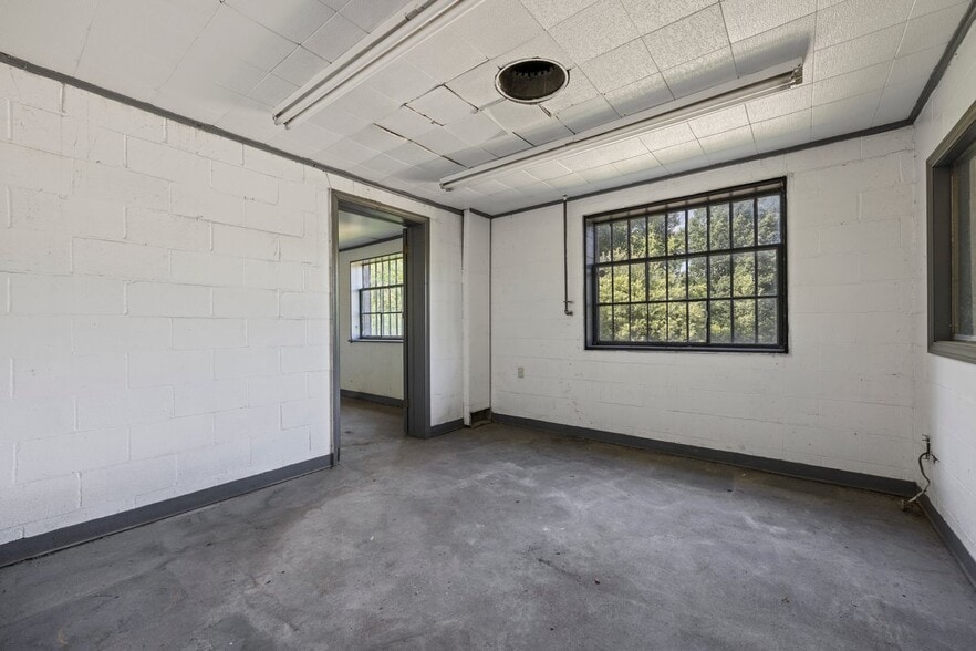 More Photos Of 1901 Old Butler Rd, New Castle Warehouse For Sale