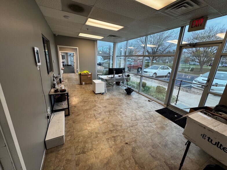 More Photos Of 8301 NW 101st Ter, Kansas City Flex For Lease