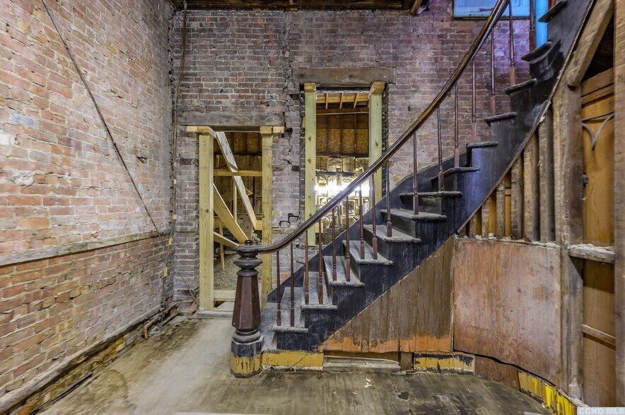 More Photos Of 8-10 Park Pl, Hudson Specialty For Sale