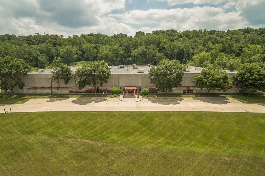More Photos Of 1202 Thomas Beck Rd, Des Moines Flex For Lease