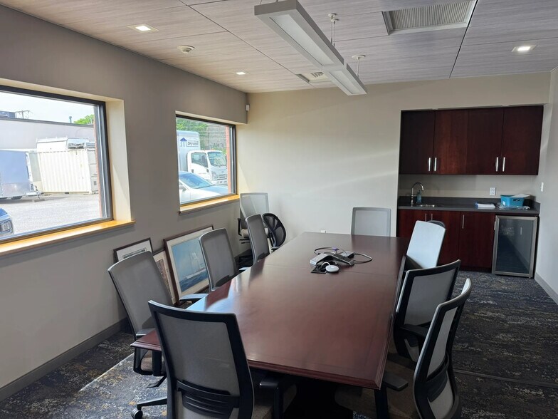 More Photos Of 75 Elliott St E, Hartford Light Manufacturing For Lease
