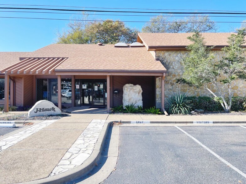 More Photos Of 4547 Lake Shore Dr, Waco Office For Sale