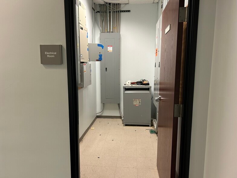 More Photos Of 4343 W Royal Ln, Irving Warehouse For Lease