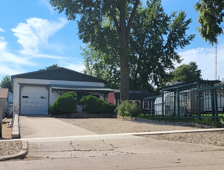 Primary Photo Of 605 Evans Ave, Ashton Auto Repair For Sale