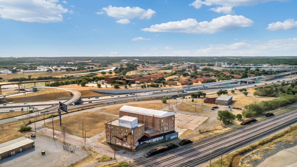 More Photos Of 1000 Harding St, Fort Worth Distribution For Sale