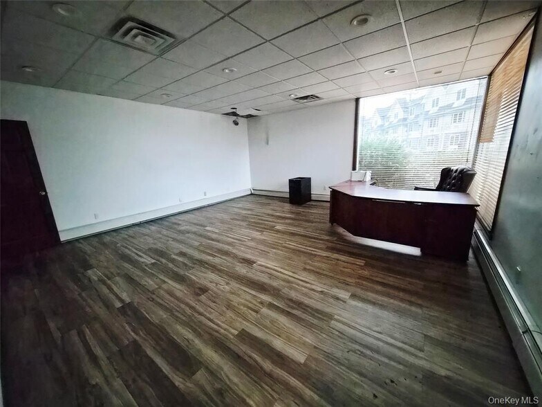 More Photos Of 121 W Oak St, Amityville Office For Lease