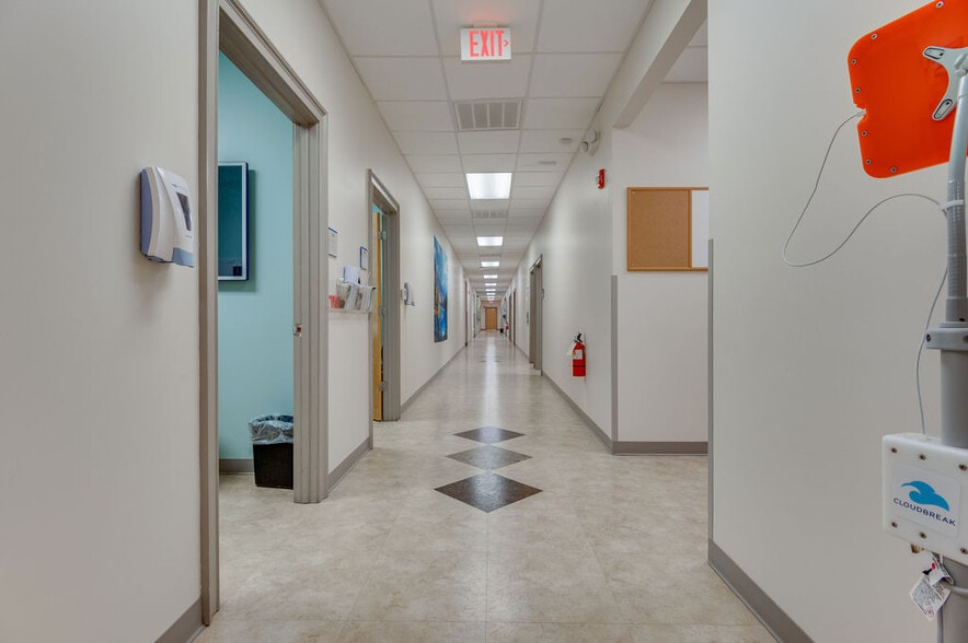 More Photos Of 4275 Western Blvd, Jacksonville Medical For Sale