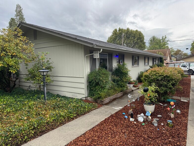 More Photos Of 305 NE C St, Grants Pass Apartments For Sale