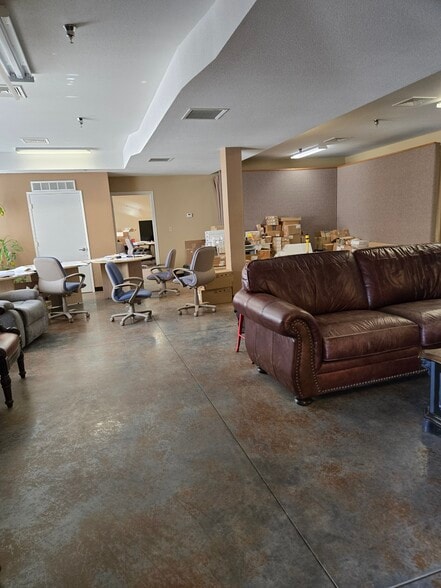 More Photos Of 4585 SW 21st St, Redmond Warehouse For Lease