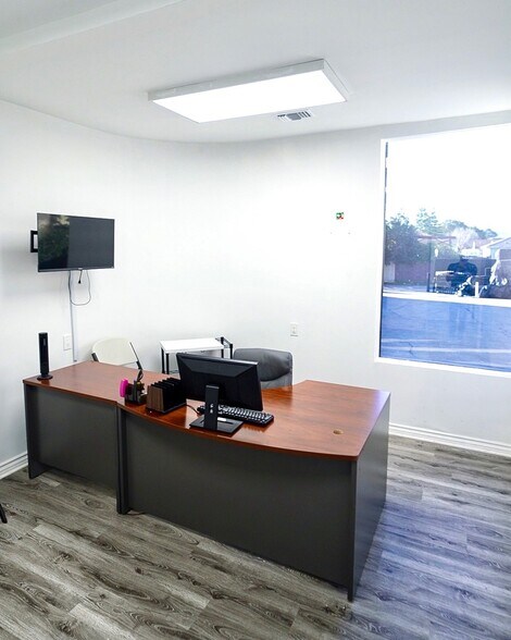 More Photos Of 16946 Sherman Way, Lake Balboa Loft Creative Space For Lease