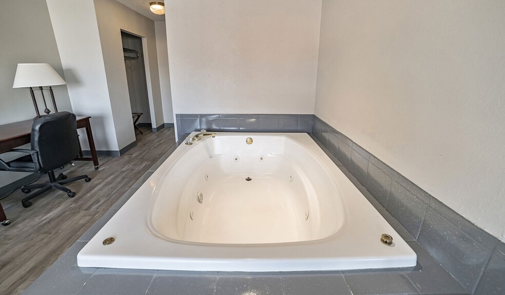 More Photos Of 325 Main St, Keokuk Hotel For Sale