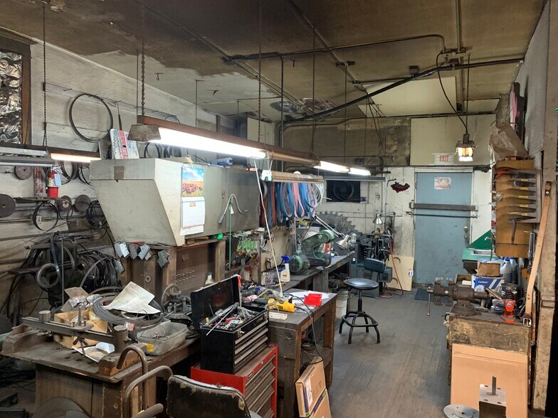 More Photos Of 4040 SE Division St, Portland Warehouse For Sale