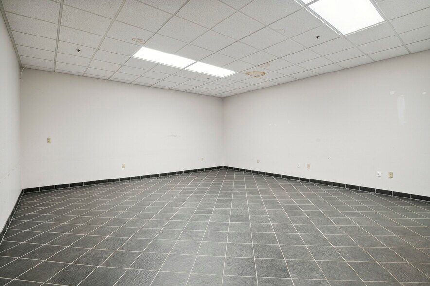More Photos Of 161-191 Edgemoor Rd, Wilmington Light Distribution For Lease