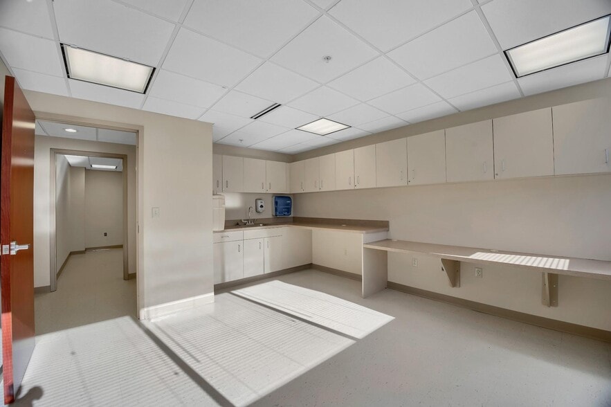 More Photos Of 21 Laurel Ave, Cornwall Medical For Lease