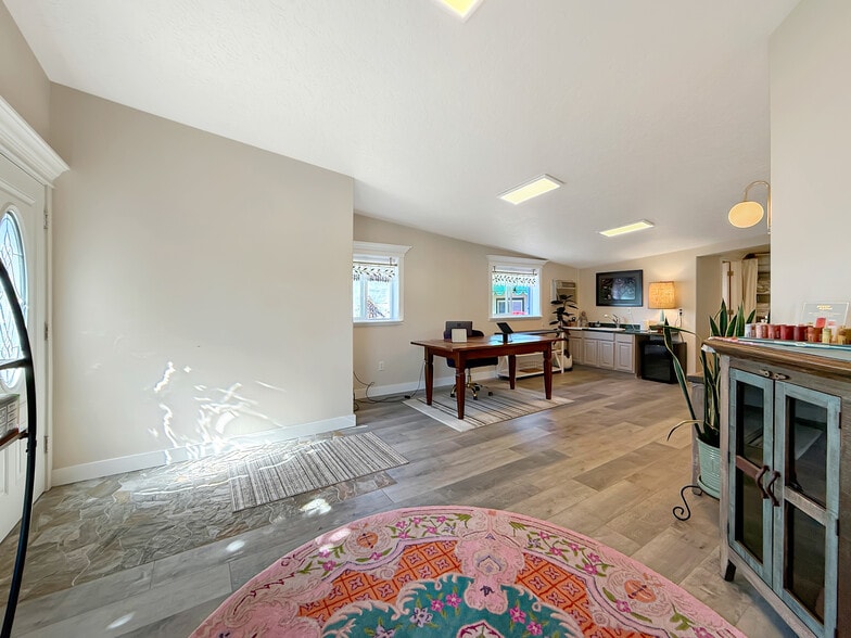 More Photos Of 624 Fleet St, Brookings Office For Sale