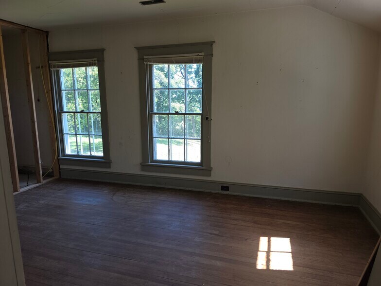 More Photos Of 328 Buckmarsh St, Berryville Flex For Sale