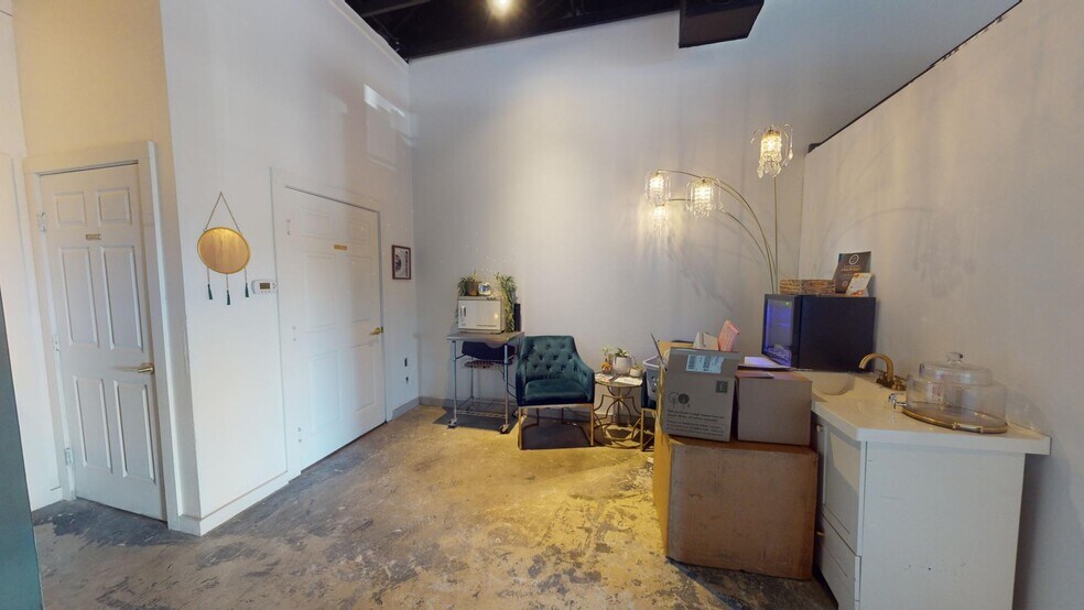 More Photos Of 1700 Montopolis Dr, Austin Freestanding For Lease