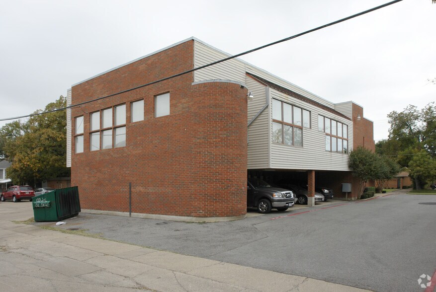 More Photos Of 210 W 10th St, Dallas Office For Lease